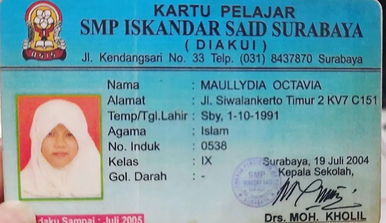 "Pulang perginya nggandol truk dari tikungan dekat bioskop Anta Siwalan, sampe ke Jembatan Kutisari. Terus dilanjut jalan kaki ke sekolahnya," tulis pelantun Sayang ini. (Instagram/viavallen)