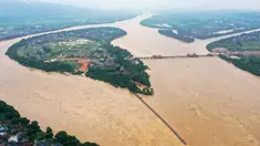 Foto hasil bidikan dari udara menunjukkan Sungai Rongjiang yang meluap di Wilayah Rong'an, Daerah Otonom Etnis Zhuang Guangxi, China selatan (11/7/2020). Hujan deras yang terus-menerus mengguyur Wilayah Rong'an menyebabkan level air Sungai Rongjiang naik. (Xinhua/Zhang Ailin)