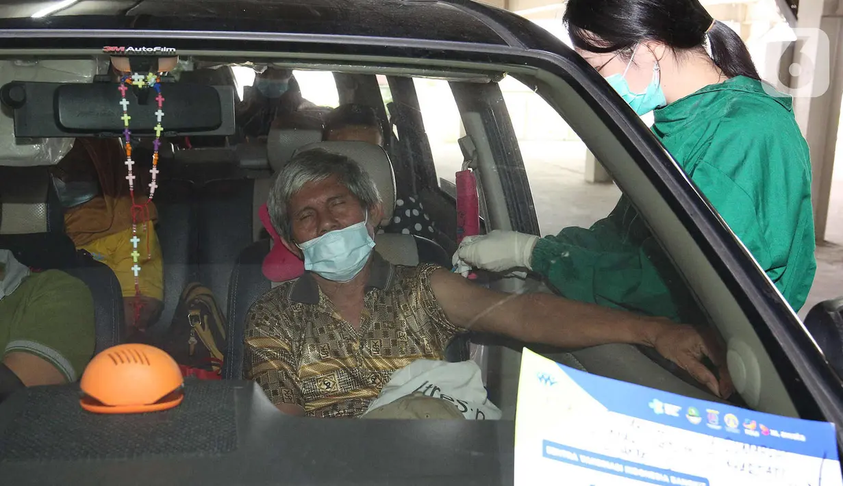 Lansia menerima suntikan vaksin COVID-19 drive thru di Rumah Sakit Universitas Indonesia, Depok, Jawa Barat, Senin (5/4/2021). Dari target sasaran 21,6 juta lansia, baru sekitar 1,6 juta lansia (7,48 persen) yang sudah mendapatkan suntikan pertama vaksin COVID-19. (Liputan6.com/Angga Yuniar)