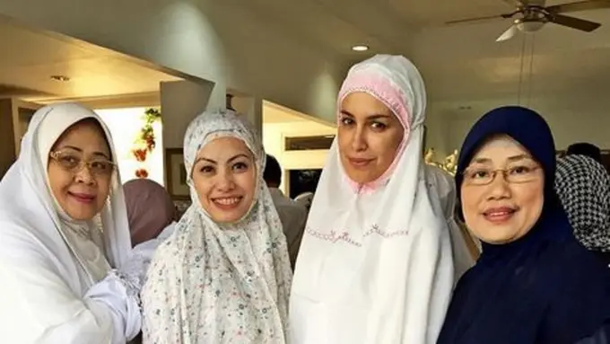 Sophia Latjuba bersama kerabatnya