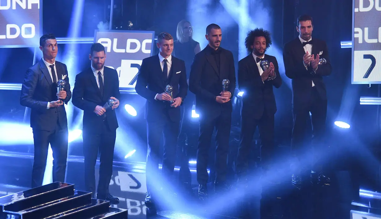 Gianluigi Buffon (kanan) foto bersama dengan para peraih pemain terbaik dunia dalam acara The Best FIFA Football Awards 2017 di London, (23/10). Buffon mengungguli Manuel Neuer dan Keylor Navas. (AFP Photo/Ben Stansall)