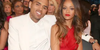Baru memulai kasihnya pada awal September lalu, kini Rihanna dan Drake kembali dikabarkan putus dan ini menjadi kesempatan luas Chris Brown untuk merebut hati Rihanna dan kembali ke pelukannya. (AFP/Bintang.com)