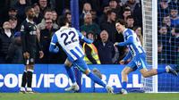 Pemain Brighton and Hove Albion, Ferdi Kadioglu (kanan), merayakan gol yang dicetaknya ke gawang Chelsea dalam laga pekan 34 Premier League 2025/2026 di AMEX Stadium, Rabu (22/4/2026) dini hari WIB. Brighton menang telak 3-0 atas Chelsea dalam pertandingan ini. (Gareth Fuller/PA via AP)