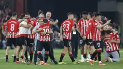 Pelatih Athletic Bilbao, Ernesto Valverde, merayakan kemenangan setelah menjuarai Copa del Rey di Stadion Olimpico de Sevilla, Minggu (7/4/2024). Bilbao berhasil menjadi kampiun Copa del Rey setelah menaklukkan Real mallorca lewat babak penalti. (AFP/Jaime Reina)