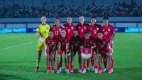 Starting XI Timnas Putri Indonesia melawan Pakistan di di matchday 2 Grup D Kualifikasi Piala Asia Putri 2026 di Sport Centre Kelapa Dua Tangerang Stadium, Rabu (02/07/2025) malam WIB. (M. Iqbal Ichsan)