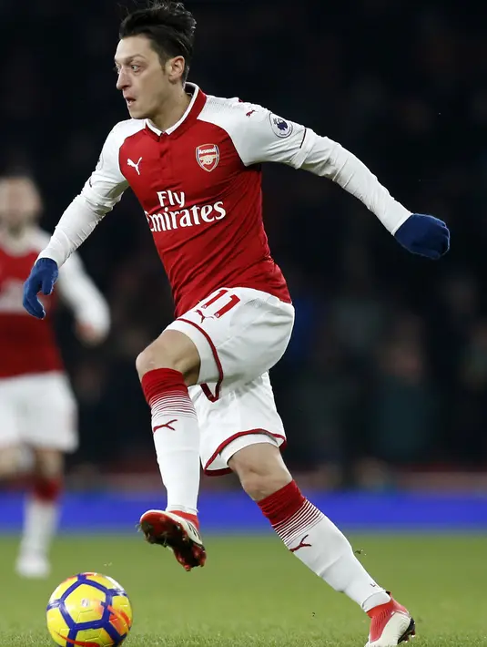 5. Mesut Ozil - Tidak seperti kabanyakan gelandang serang, Mesut kerap menjemput bola di sepertiga lapangan. Pemain 27 tahun tersebut akan selalu mencoba mendorong bola dan menyuplai ke rekan setim yang ada di depan. (AFP/Ian Kington)