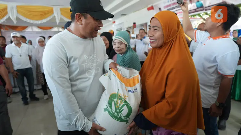 Pj Gubernur Sulsel Bahtiar Baharuddin serahkan bantuan pangan (Liputan6.com/Fauzan)
