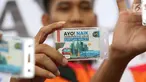 Petugas menunjukan Kartu Multi Trip (KMT) di Stasiun Sudirman, Jakarta, Jumat (16/3). PT Commuter Indonesia bersama PPD meluncurkan KMT sebagai pelayanan moda transportrasi massal terintegrasi commuter line dan bus kota. (Liputan6.com/Immanuel Antonius)