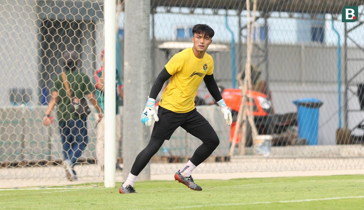 <p>Kiper Timnas Indonesia U-22, Ernando Ari Sutaryadi, saat sesi latihan di Visakha Training Center, Kamboja, Selasa (2/4/2023). Latihan tersebut merupakan persiapan jelang laga melawan Myanmar di SEA Games 2023. (Bola.com/Abdul Aziz)</p>