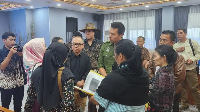 Perwakilan TSI usai mengikuti rapat bersama Gubernur Jawa Barat, Dedi Mulyadi, membahas polemik dugaan eksploitasi pegawai sirkus OCI di Balai Kota Depok
