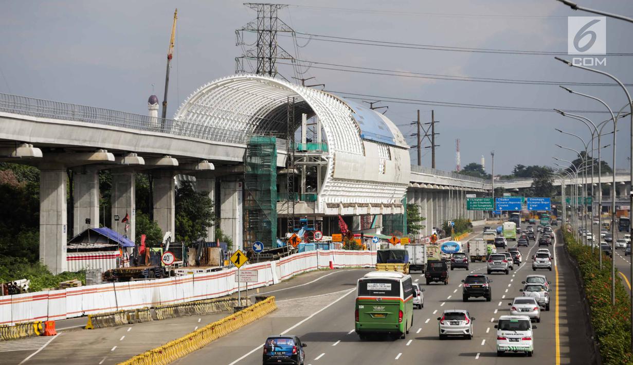 Suasana proyek Light Rail Transit (LRT) Jabodebek, Jakarta, Selasa (12/3). Kereta LRT Jabodebek untuk rute Cawang-Cibubur akan diuji coba Juni 2019 dan saat ini proses pengerjaan untuk rute tersebut sudah mencapai 78,455%. (Liputan6.com/Faizal Fanani)