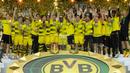 Para pemain Dortmund merayakan gelar juara DFB Pokal usai mengalahkan Frankfurt pada laga final di Stadion Olympic, Berlin, Sabtu (27/5/2017). Dortmund menang 2-1 atas Frankfurt. (EPA/Clemens Bilan)