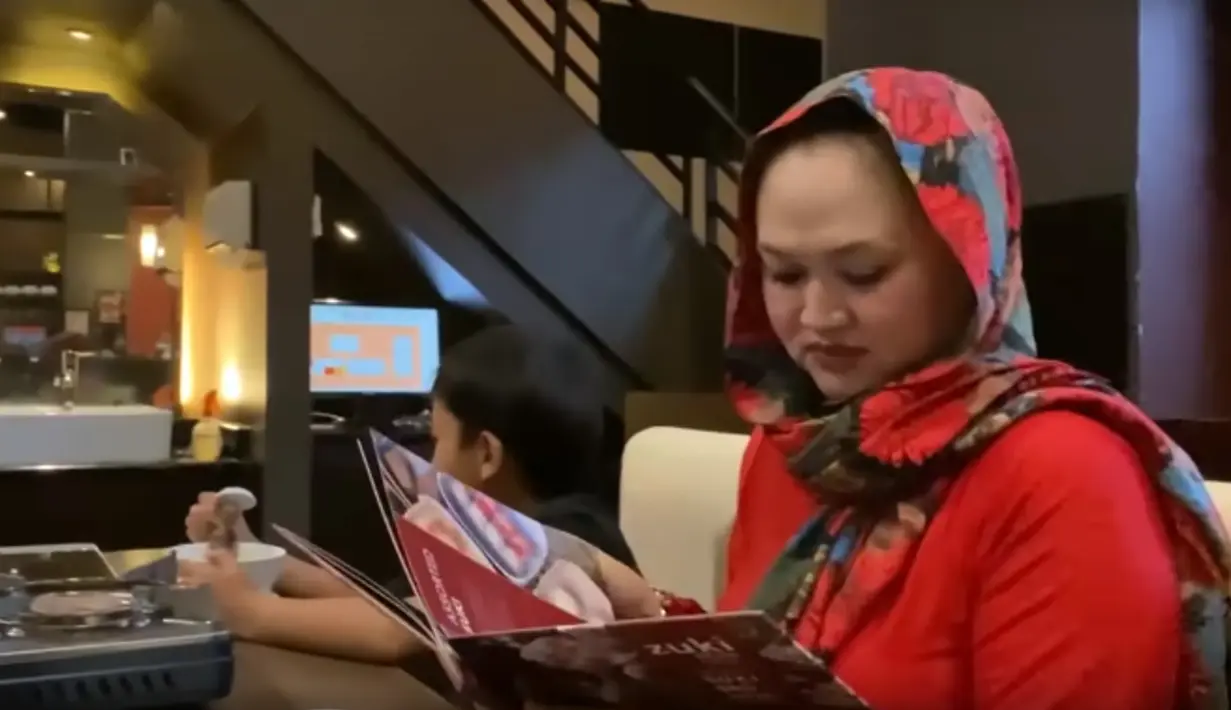 Sebelum meninggal dunia, ternyata Lina sempat bertemu dengan anak-anaknya, Rizky Febian, Putri Delina, Rizwan dan Ferdinan Ardiansyach di Bandung, beberapa waktu lalu. (YouTube @Putri Delina)