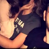 Mantap jiwa! Saat ngeliat pacarnya lagi ciuman dengan cowok lain, cowok ini malah langsung selfie di samping pacarnya yang sedang selingkuh. (Foto: CENTRAL EUROPEAN NEWS)