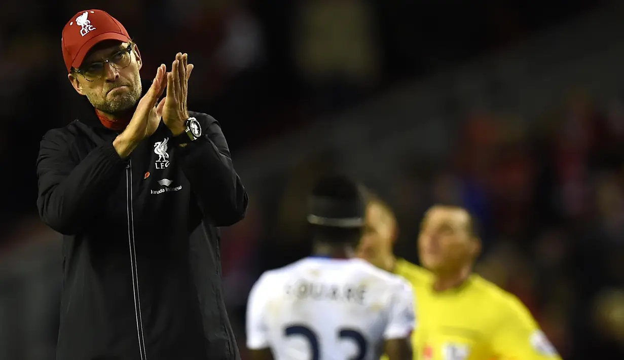 Pelatih Liverpool Jurgen Klopp memberikan salam kepada Suporterusai kalah dari Crystal Palace pada lanjutan Liga Premier Inggris di Stadion Anfield, Liverpool, Inggris, Minggu(8/11/2015) WIB.  (AFP Photo/Paul Ellis) 