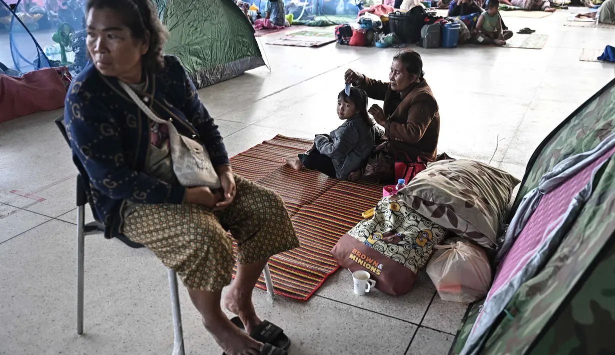 Ada lebih dari 400.000 orang telah dipindahkan ke tempat perlindungan yang aman di tujuh provinsi. Tampak dalam foto, warga pengungsi beristirahat sambil berlindung di pusat pengungsian selama bentrokan di sepanjang perbatasan Thailand-Kamboja di Provinsi Sa Kaeo, Thailand, pada Rabu 10 Desember 2025. (Lillian SUWANRUMPHA/AFP)