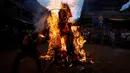Warga membakar boneka dari jerami yang dianggap sebagai setan  Ghantakarna selama Festival Ghantakarna di kota kuno Bhaktapur, Nepal, Senin (1/8).Menurut cerita setempat, setan Ghantakarna suka menculik anak-anak dan perempuan. (REUTERS/Navesh Chitrakar)