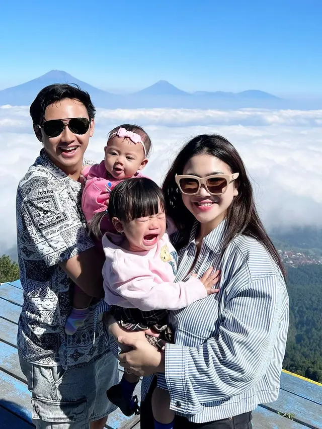 6 Potret Felicya Angelista dan Caesar Hito Ajak Buah Hati Keliling Kota di Jateng