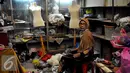 Pedangang saat merapikan toko di Pasar Blok A, Jakarta, Selasa (27/10/2015).Pemprov DKI akan mengintruksikan PLN menon aktifkan listrik di pasar tersebut dan menyiapkan penampungan sementara di Taman Sambas, Jakarta Selatan. (Liputan6.com/Helmi Afandi)