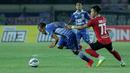 Pemain Persib, Supardi, berebut bla dengan pemain Persiba, Rahel, dalam turnamen Piala Presiden 2015 di Stadion Si Jalak Harupat, Bandung. Rabu (2/9/2015). (Bola.com/Peksi Cahyo)