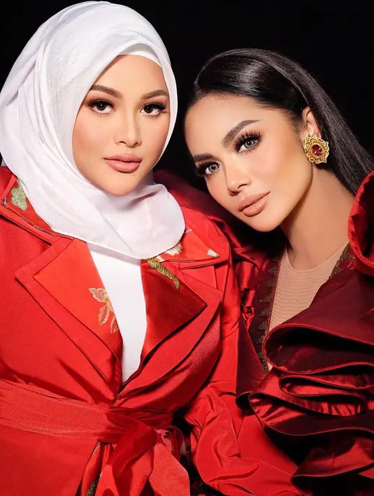 Aurel Hermansyah mengunggah foto terbarunya bersama Mimi Krisdayanti. "23 Vs 46 banyak yang bilang twins emang iya guys beneran?" (Instagram @dhirmanputra)