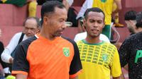 Asisten pelatih Persebaya Surabaya, Uston Nawawi, dan sang kapten tim, Ruben Sanadi. (Bola.com/Aditya Wany)