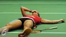 Pebulutangkis Spanyol, Carolina Marin tergeletak sambil menutup wajah usai menyelesaikan laga melawan Saina Nehwal (India) di final BWF World Championships 2015 di Jakarta, Minggu (16/8/2015). Carolina unggul 21-16. 21-19.(Liputan6.com/Helmi Fithriansyah)