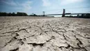 Suasana Sungai Loire di Montjean-sur-Loire yang kekeringan di Prancis barat (24/7/2019). Gelombang panas tengah melanda sebagian besar Eropa termasuk Prancis yang akan mencetak rekor suhu terbaru di beberapa negara. (AFP Photo/Loic Venance)