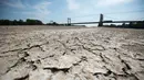 Suasana Sungai Loire di Montjean-sur-Loire yang kekeringan di Prancis barat (24/7/2019). Gelombang panas tengah melanda sebagian besar Eropa termasuk Prancis yang akan mencetak rekor suhu terbaru di beberapa negara. (AFP Photo/Loic Venance)
