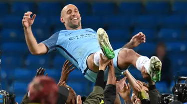 Bek Manchester City, Pablo Zabaleta dilemparkan ke udara oleh rekan-rekannya usai pertandingan melawan West Bromwich Albion di Liga Inggris di Stadion Etihad, Manchester,(16/5). Zabaleta direkrut City pada Agustus 2008. (AFP Photo/Anthony Devlin)