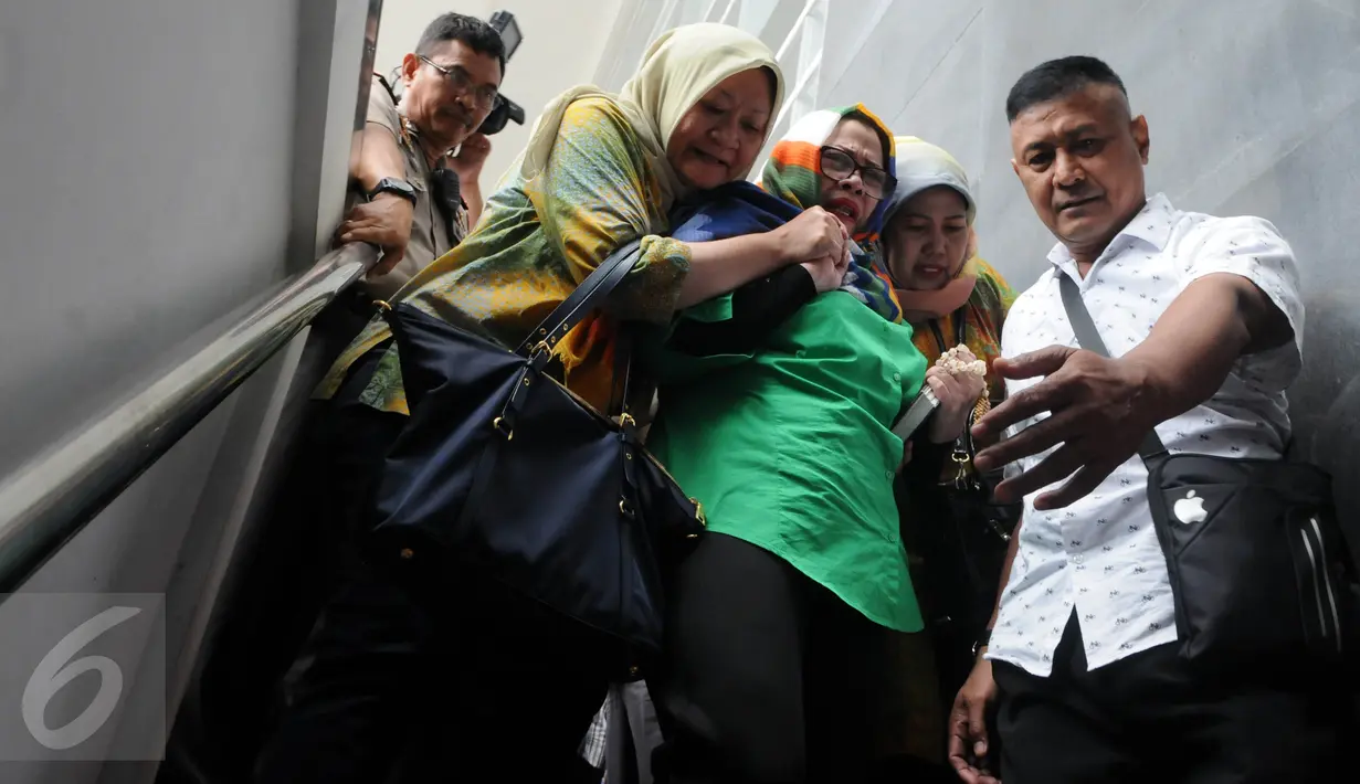 Mantan Anggota Komisi VII DPR RI dari F-Partai Hanura, Dewie Yasin Limpo dibantu kerabatnya menuruni tangga usai menjalani sidang pembacaan putusan di Pengadilan Tipikor, Jakarta, Senin (13/6). Dewie divonis 6 tahun penjara. (Liputan6.com/Helmi Afandi)