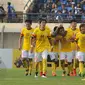 Maung Bandung harus angkat koper dari babak 16 besar AFC Cup 2015 usai dipermalukan 0-2 oleh Kitchee SC di Stadion Si Jalak Harupat, Bandung, Rabu (27/5/2015). Tampak Pemain Kitchee melakukan selebrasi usai mencetak gol. (Liputan6.com/Herman Zakharia)