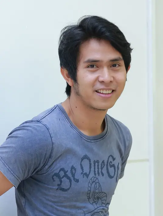 Vokalis Cakra Khan (23), baru-baru ini menyabet penghargaan Kolaborasi Terbaik (Artist) versi Anugerah Planet Muzik 2015, berkat lagu 'Seluruh Cinta'. (Galih W. Satria/Bintang.com)