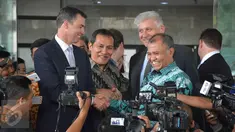 Menteri Kehakiman Australia Michael Keenan dan Pimpinan KPK Agus Rahardjo usai melakukan nota kesepakatan di Gedung KPK, Jakarta, Kamis (2/2). (Liputan6.com/Helmi Afandi)