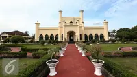 Penampakan luar Istana Siak Sri Indrapura di Kabupaten Siak, Riau, Kamis (21/7). Istana Siak Sri Indrapura adalah istana peninggalan Kesultanan Siak yang merupakan kerajaan Islam terbesar di Riau saat abad 16-20. (Liputan6.com/Faizal Fanani)