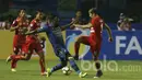 Gelandang Persib Bandung, Michael Essien, berusaha melewati gelandang Arema FC, Esteban Vizcarra, pada laga Liga 1 di Stadion GBLA Bandung, Jawa Barat, Sabtu (15/4/2017). (Bola.com/M Iqbal Ichsan))