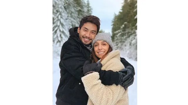 Meski jarang terekspos, Yoshi Sudarso kerap membagikan momen mesra bersama istri tercinta.