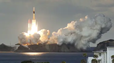 Jepang meluncurkan satelit militer pertamanya melalui Roket H-IIA di Pulau Tanegashima, Jepang (24/1). Roket H-IIA tersebut membawa satelit militer Jepang. (AP PHOTO/ Yu Nakajima)