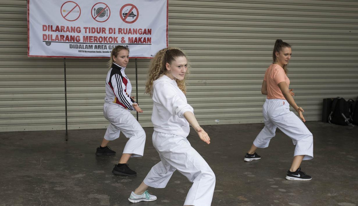 Tim Karateka Jerman melakukan pemanasan sebelum tampil pada Kejuaraan Dunia Karate Junior, Cadet, dan U-21 2015. (Bola.com/Vitalis Yogi Trisna)