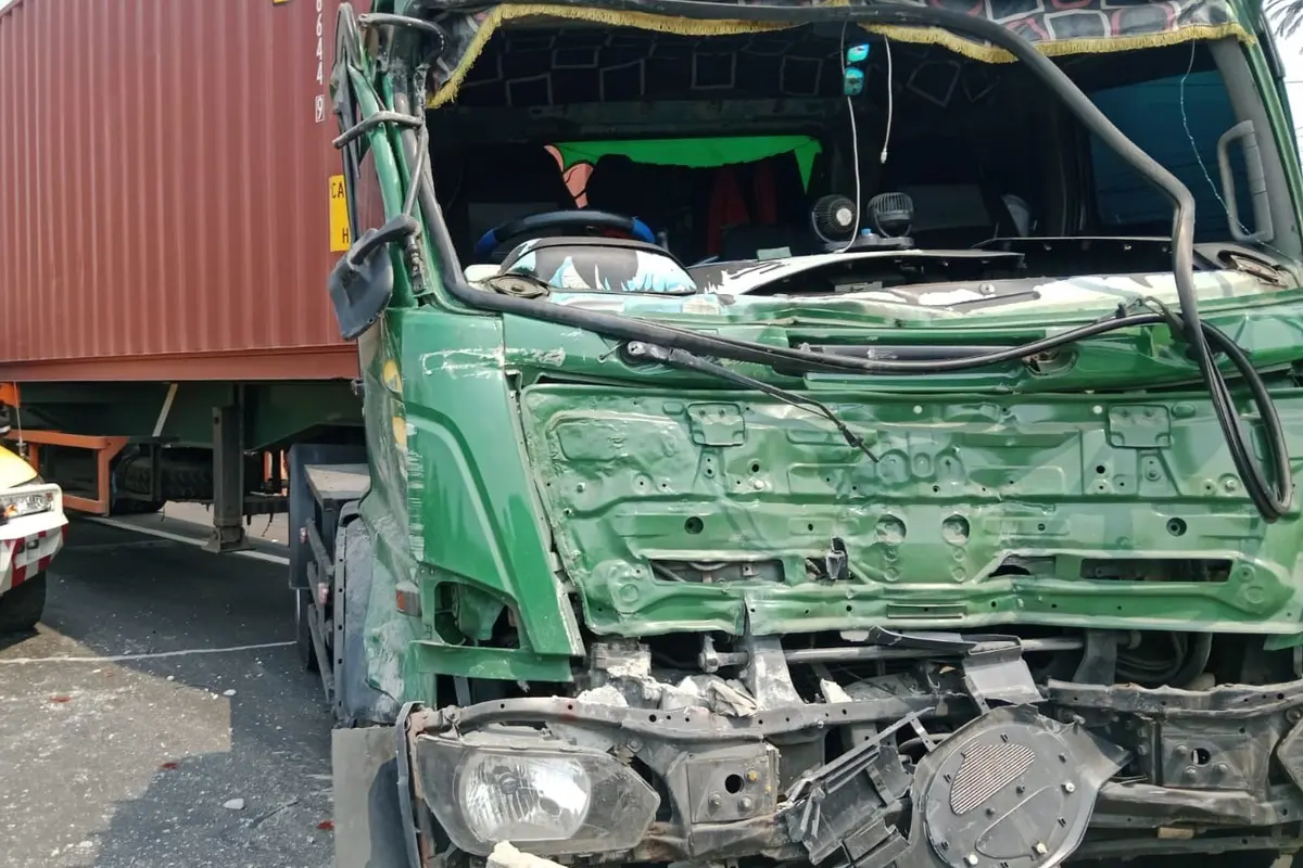 Kecelakaan beruntun yang melibatkan enam kendaraan terjadi di ruas Tol Jakarta Outer Ring Road (JORR) Kilometer 54+600 arah Cakung.