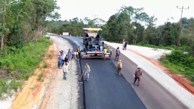 Jalan Perbatasan Kalimantan (Foto: Dokumentasi Ditjen Bina Marga Kementerian Pekerjaan Umum)