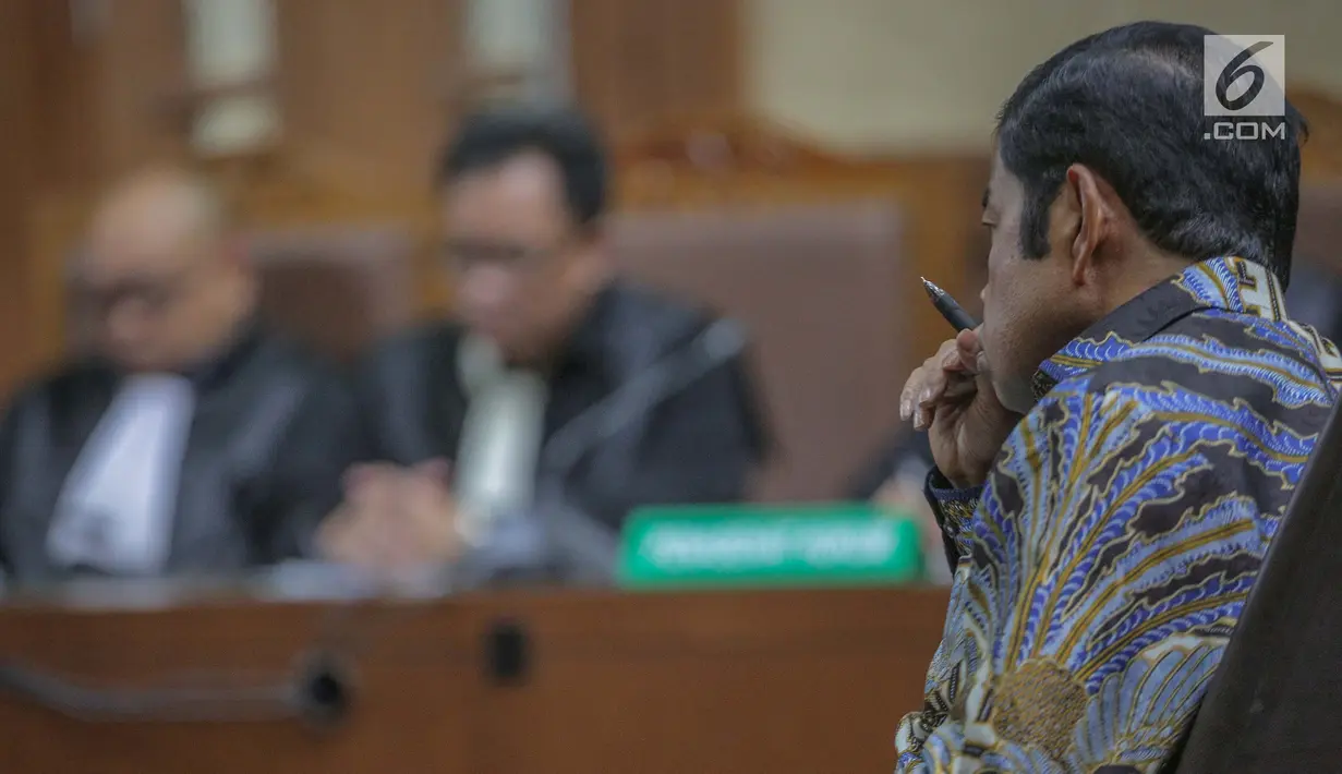 Terdakwa kasus dugaan suap proyek PLTU Riau-1 Idrus Marham menjalani sidang putusan di Pengadilan Tipikor, Jakarta Pusat, Selasa (23/4/2019). Mantan Sekjen Partai Golkar Idrus Marham mendapat vonis tiga tahun penjara dan denda Rp 150 juta subsidier dua bulan kurungan. (Liputan6.com/Faizal Fanani)