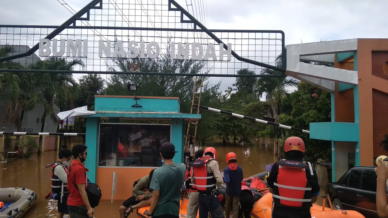 Banjir pada Minggu (21/2/2021) di Perumahan Bumi Nasio Indah, Jatiasih, Kota Bekasi, Jawa Barat.