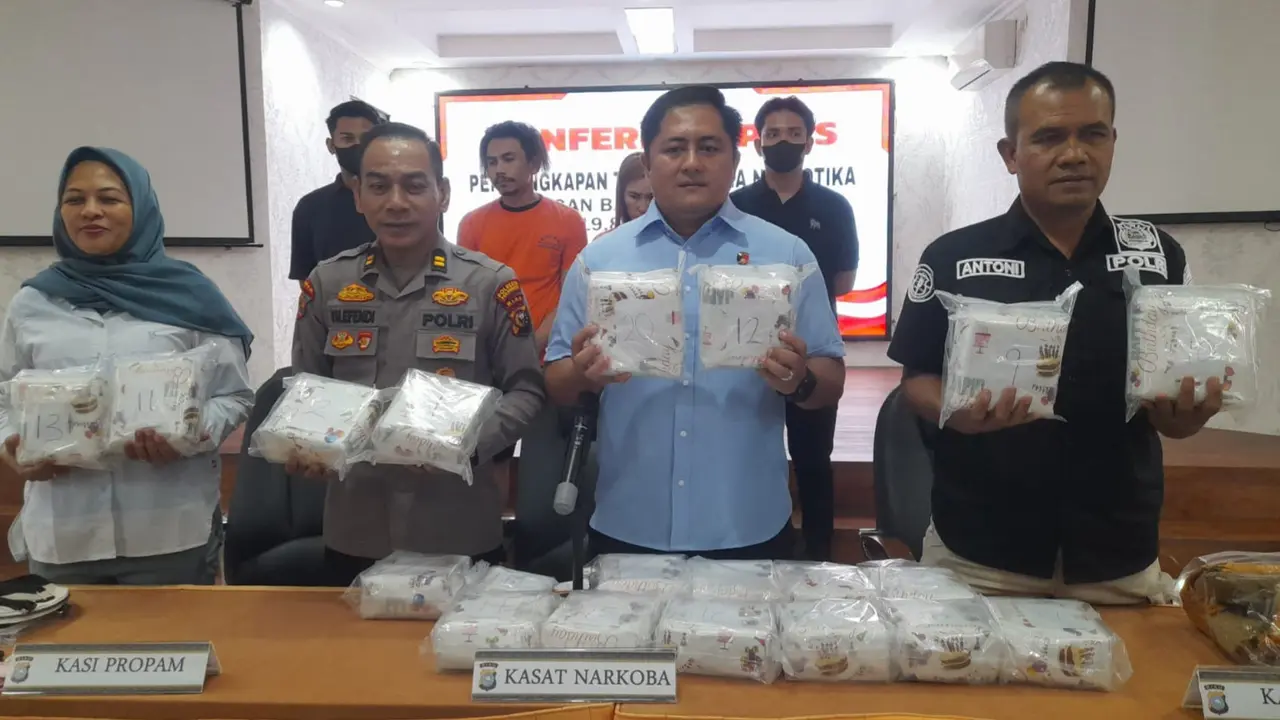 Barang bukti sabu terbungkus kertas kado ulang tahun yang dibawa pasutri ke sebuah mal di Pekanbaru.