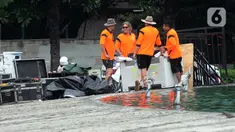 Pekerja melakukan pengecekan instalasi laser di Bundaran HI, Jakarta, Senin (25/12/2023). Menyambut Tahun Baru 2024, Pemerintah Provinsi (Pemprov) DKI Jakarta menyiapkan berbagai acara menarik bertemakan Malam Muda-Mudi Jakarta Kota Global. (merdeka.com/Imam Buhori)