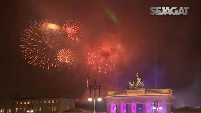 Kembang api yang menyala dengan meriah di atas Gerbang Bredenburg di Berlin telah membawa Jerman menyambut tahun baru 2017. 