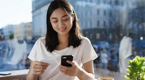 Ilustrasi wanita transaksi digital menggunakan smartphone