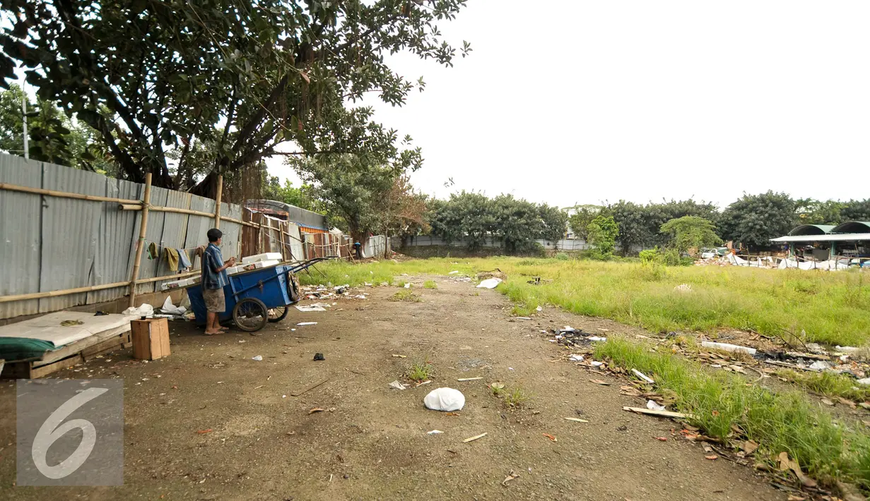 Lokasi yang akan dibangun pusat perkulakan di Pasar Induk, Kramat Jati, Jakarta, Senin (16/1). Diharapkan perkulakan tersebut dapat memutus mata rantai distribusi barang, sehingga harga yang ditawarkan akan lebih murah. (Liputan6.com/Yoppy Renato)
