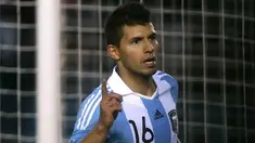 Penyerang Timnas Argentina Sergio Aguero bergembira usai menjebol gawang Albania pada laga persahabatan di Buenos Aires, 20 Juni 2011. AFP PHOTO/Juan Mabromata