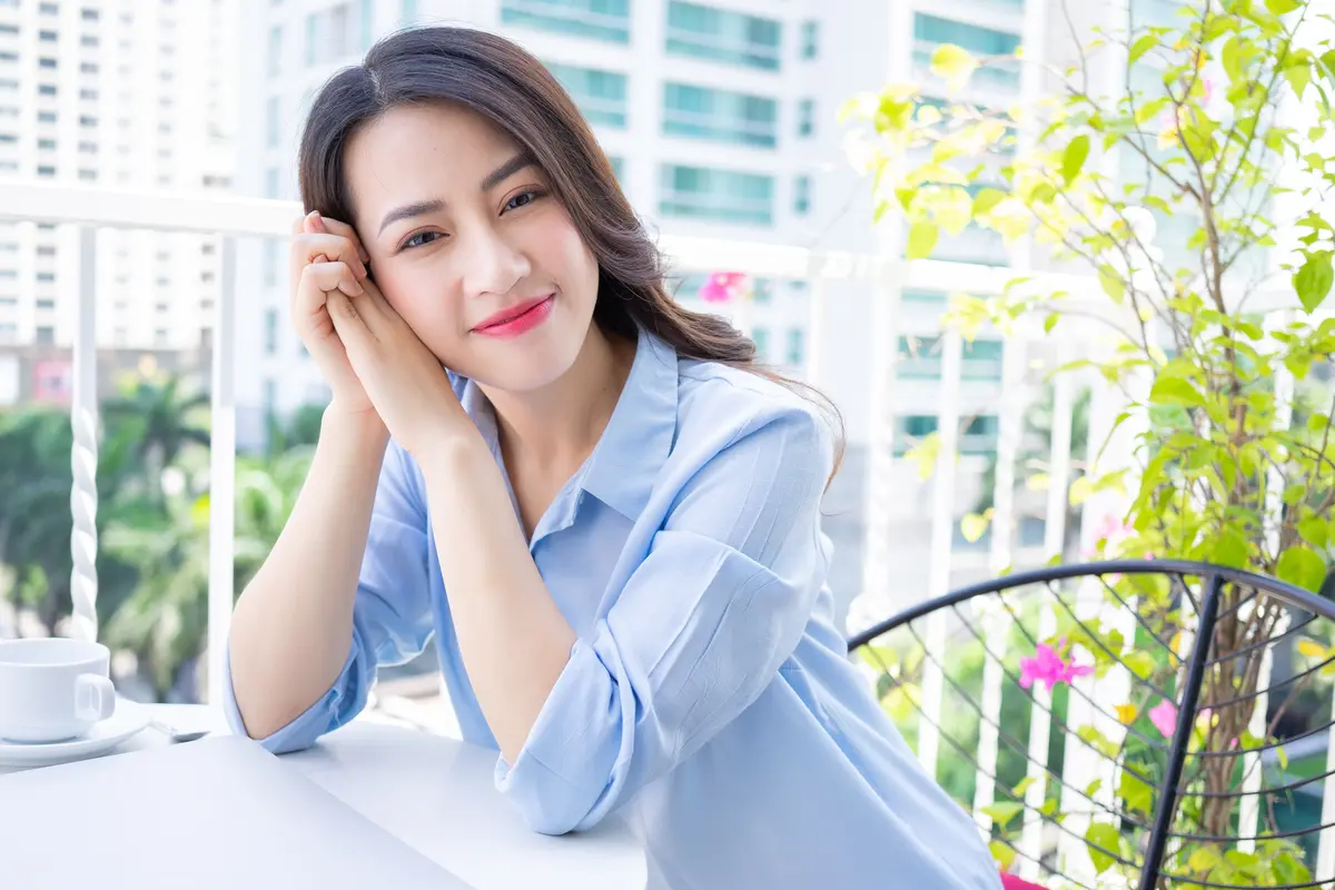 perempuan dan baju biru muda